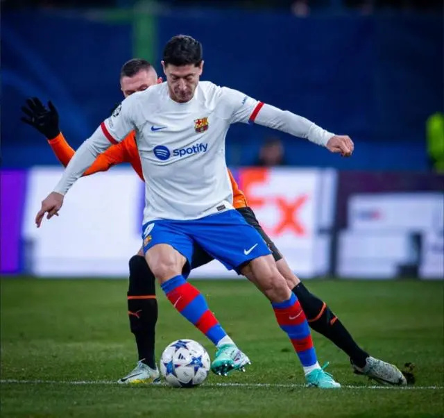 爱游戏体育-包含莱万多夫斯基爆冷击败C9，回归赛场引爆全场！的词条